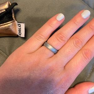 Qalo Size 7 silicon ring - NEW!